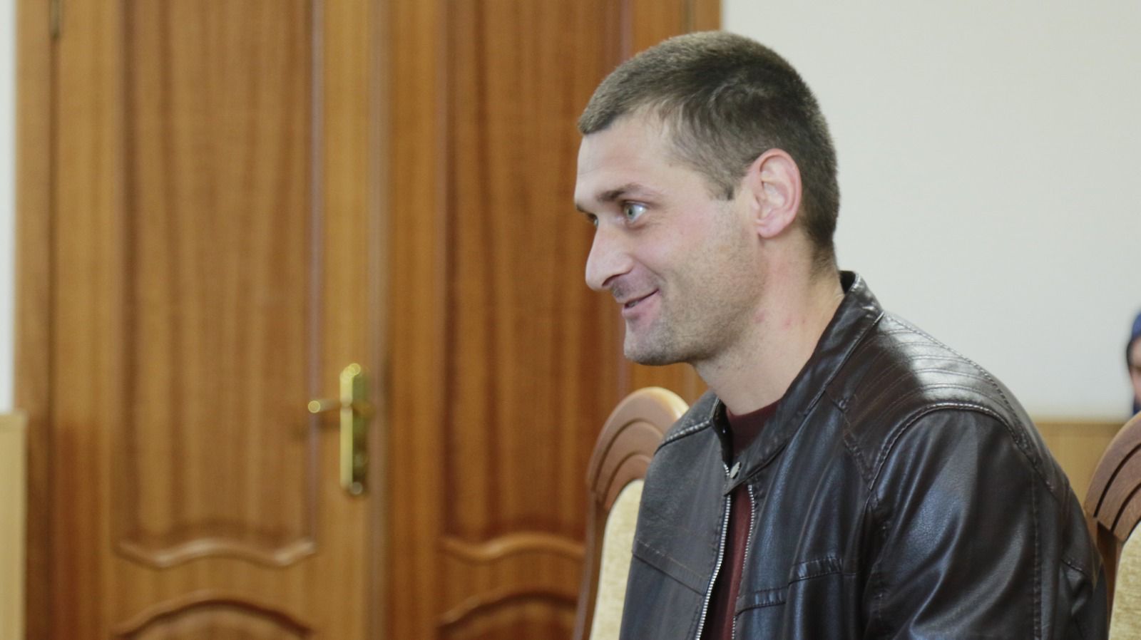 Министр труда и социального развития Республики Дагестан Магомедзагид Кихасуров провел выездной личный прием граждан в администрации города Кизляра.